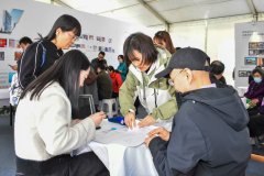 <b>跟着各项政地生效</b>